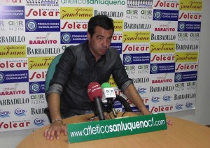 José Herrera, entrenador del conjunto gaditano, durante una rueda de prensa.