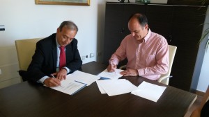 Ernesto Bonnín, director general de Endesa en Baleares, y Vicent Marí, alcalde de Santa Eulària, firmaron el convenio.  