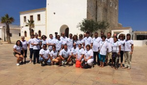 Un grupo de vecinos se reunieron este domingo en la Plaza de la Constitució para reclamar la conservación de los estanys de Formentera. Fotos: G. R.