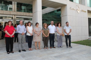 El minuto de silencio guardado en la puerta del Consell.