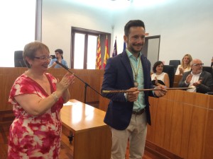 Rafa Ruiz coge el bastón de mando que le entrega la edil de más edad del pleno, Gloria Corral. Fotos: L.A.