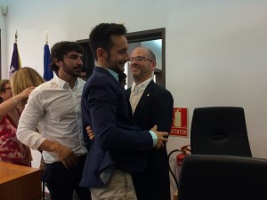 Rafa Ruiz se abraza con Alfonso Molina, que será temiente de alcalde. 