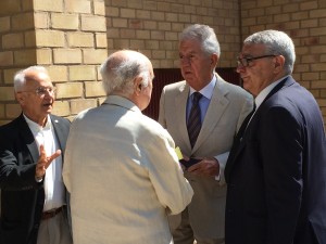 Joan Marí Tur 'Botja' habla con los abogados y con el arquitecto Joan Prats (dcha.). Foto: L.A.