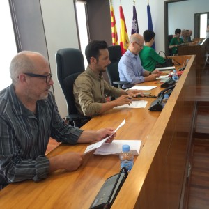 Rafa Ruiz (ctro.) y los tenientes de alcalde Joan Ribas (izq.), Alfonso Molina y Elena Boned (dcha.), en una imagen de archivo.