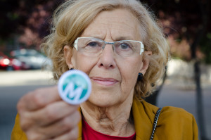 Manuela Carmona con una chapa de la candidatura de Ahora Madrid a la alcaldía de la capital. Foto: Ahora Madrid