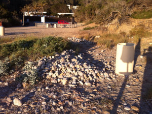 Los 'códols' de Cala Molí, arrinconados en un lado de la playa. 