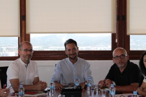 Ruiz, junto a Alfonso Molina y Joan Ribas, en la primera reunión del equipo de gobierno.