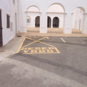 La plaza de parking pintada frente a la iglesia de Sant Miquel. 