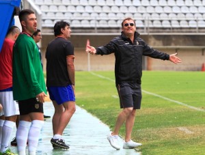 Mario Ormaechea, entrenador de la Peña, protesta una acción del partido.