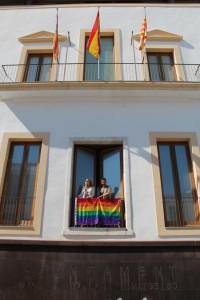 Rafa Ruiz i Carmen Boned amb la bandera penjada a la façana de Can Botino.