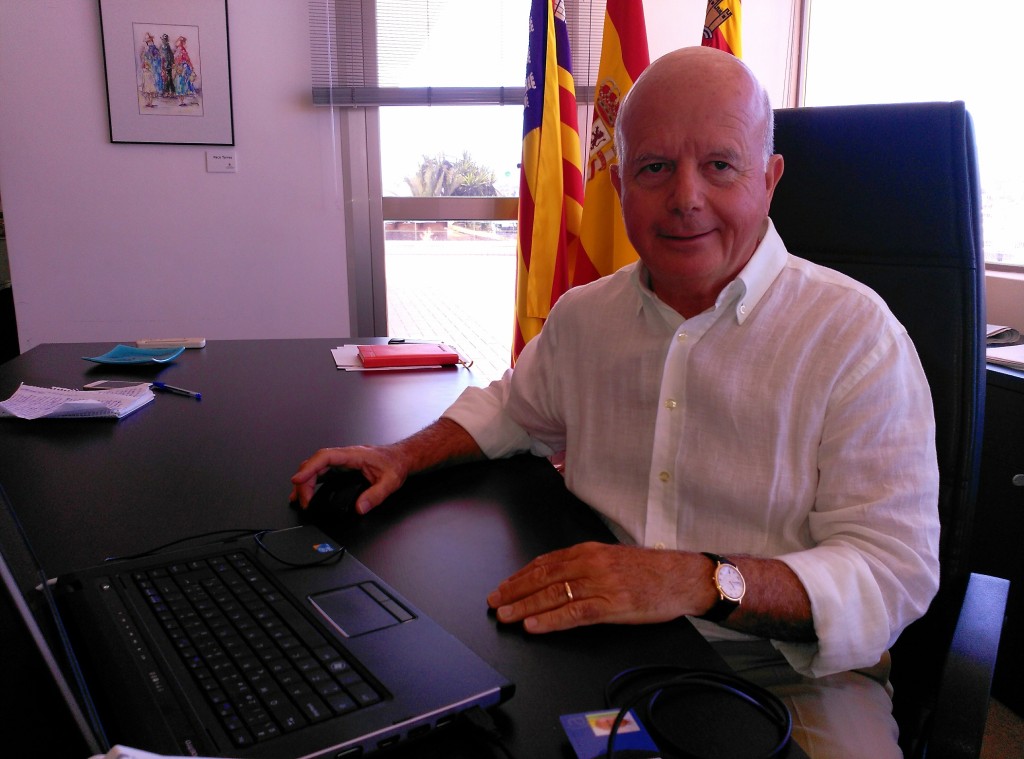 Josep Tur 'Cires', a la seva taula de treball. Foto: D.V.