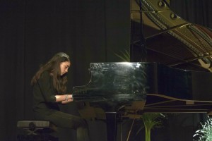 Una alumna de l'escola de música de Formentera.