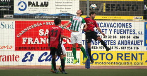 Imanol cabecea el cuero en el centro del campo ante la oposición de un rival