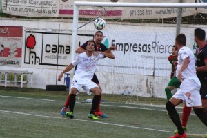 Piquero se queja de un agarrón dentro del área del Algeciras.