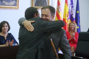 Josep Marí Ribas 'Agustinet' recibe el bastón de mando del Presidente de la Mesa. Fotos: C. V.