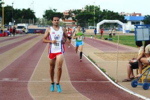 Salva Crespo se impuso con autoridad en los 1.500 metros masculinos. Fotos: C. V.