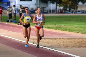 Nuria Atienza, a la izquierda junto a Alexia Hartmann, hizo doblete en 800 y 1.500 metros.