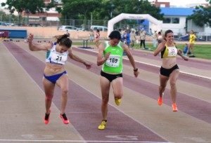 Cristina Garrido (Juventud Atlètica Elche), a la izquierda, venció en los 100 femeninos.