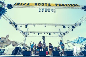 Imagen de los preparativos del Ibiza Roots Festival, que se celebra hoy.