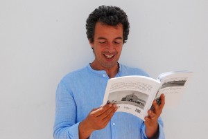 Jaume Zaragoza con el libro de imágenes de Pere Català i Roca.