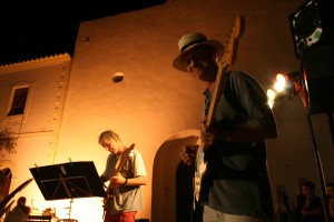 Músicos de jazz en la Plaza de la Constitución de Formentera. 