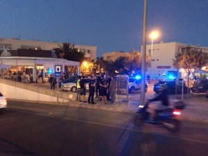 Uno de los detenidos permanece esposado en el suelo.