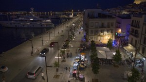 Imagen nocturna del puerto de Vila, donde muchos artistas callejeros se sitúan donde los meses de verano.