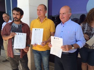 Valdés, Ferrer y 'Cires', muestran el documento que contiene el acuerdo del futuro gobierno.