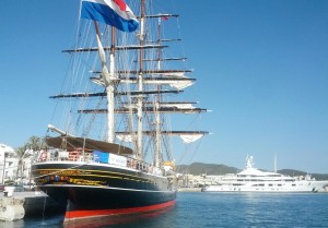 El 'Stad Amsterdam' permanece retenido en el puerto de Vila.