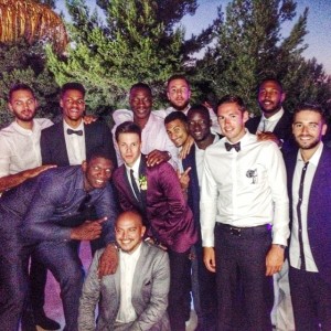 Thomas Heurtel junto a varios de los jugadores de baloncesto que acudieron a su boda en Ibiza. Foto: Facebook