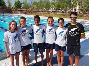 Los cinco nadadores del CN Eivissa en A Coruña, junto a su entrenador, Joaquín Torregrosa.