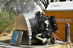 Un bombero durante la extinción del incendio en un contenedor de subsuelo. Fotos: JG Protography