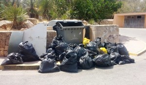 Varias bolsas de basura recogida a lo largo de la jornada de limpieza.