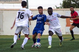 El camerunés Essomba presiona a Jordi Serra durante el primer partido de pretemporada de ambos equipos.