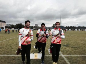 El equipo de arco recurvo masculino celebra su clasificación para Río 2016.