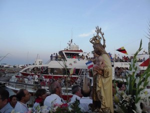 Casi un millar de personas siguieron los festejos en Santa Eulària.