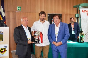 Vicente Bufí, delegado insular de fútbol, recoge el trofeo de campeón de Liga del Formentera.