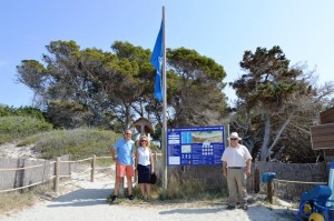 El regidor de Platges, Josep Cardona, i la de Turisme, Helena Benlloch, en l’acte de col.locació de la bandera blava en ses Salines.