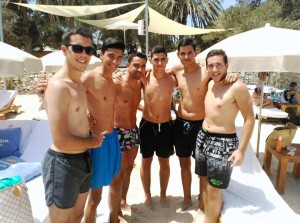 Xavi Hernández se fotografía con cinco jóvenes ibicencos en la playa de Cala Bassa. 