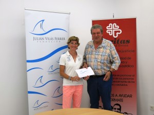 Marta Vilás, presidenta de la Fundación Julián Vilás Ferrer, hace entrega del cheque a Joan Marí, director de Cáritas.