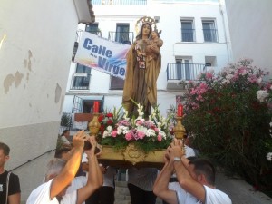 La imagen de la Virgen del Carmen durante su procesión por las calles de la Marina. Fotos: V. Ribas