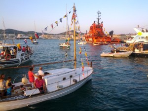 Una veintena de pequeñas embarcaciones se unieron a la procesión marítima.