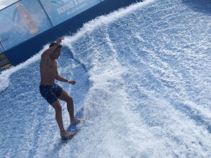 El piloto Márc Márquez demuestra su habilidad en la tabla de surf.