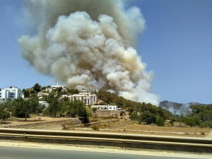 La columna de humo detrás el pueblo de Sant Miquel. 