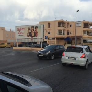 Una nueva valla publicitaria en un cruce de Platja d'en Bossa. 