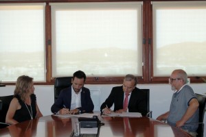 Rafa Ruiz y Ernesto Bonnín firman el convenio entre el Ayuntamiento de Eivissa y Endesa.