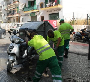 Varios operarios trabajan en la limpieza de una alcantarilla en ses Figueretes.