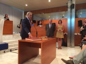 Vicent Torres en el momento de prometer su cargo como presidente del Consell de Ibiza. 