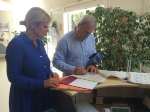 Vicent Torres ha firmado los decretos de nombramiento de los consellers durante su visita a Cas Serres. 