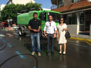 Paco Muñoz, jefe del servicio de limpieza, Rafa Ruiz, alcalde dee Vila, y Montse García, concejala de Medio Ambiente, hoy en ses Figueretes. Foto: L.A.